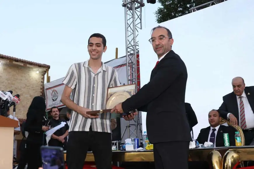 حزب الجبهة الوطنية يكرّم طالب من أوائل الثانوية العامة بمؤتمر الجيزة ضمن مبادرة دعم المتفوقين