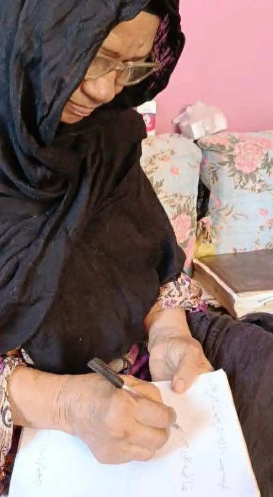 سيدة على مشارف الـ80 عاما بأسوان تخوض امتحان محو الأمية ضمن مبادرة التضامن «لا أمية مع تكافل»
