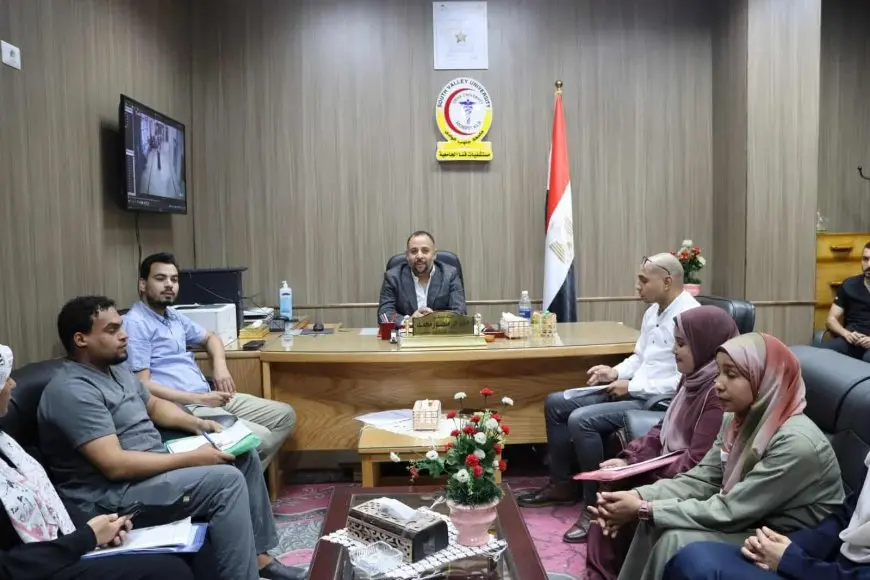 اجتماع موسع بمستشفيات قنا الجامعية لبحث تعزيز الجودة ومكافحة العدوى
