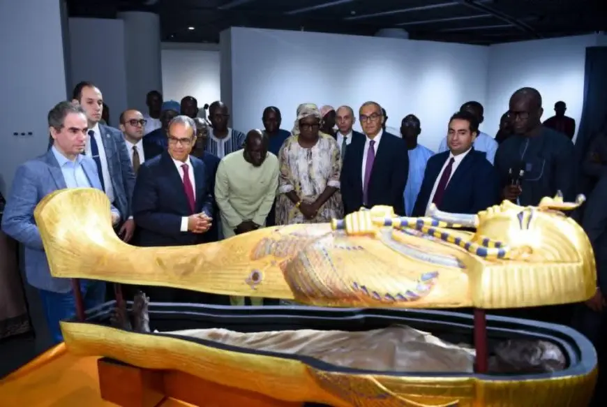 وزير الخارجية يهدي مستنسخا لمومياء وتابوت الملك توت عنخ آمون لمتحف الحضارات الإفريقية في داكار