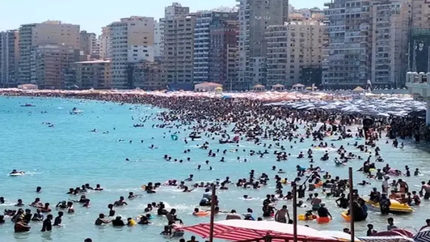 بنسبة إشغالات 100% .. شواطئ الإسكندرية كاملة العدد في “الويك إند” – فيديو وصور
