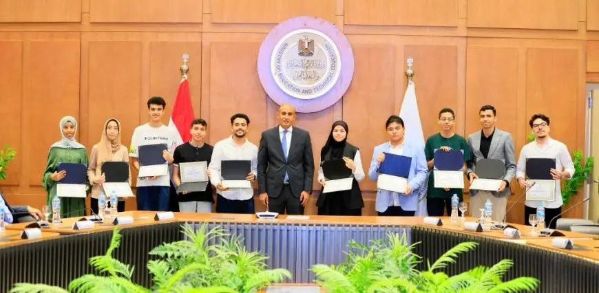 وزير التعليم يكرم أوائل الثانوية العامة: أنتم من خيرة طلاب مصر وسنواصل دعمكم في الجامعة