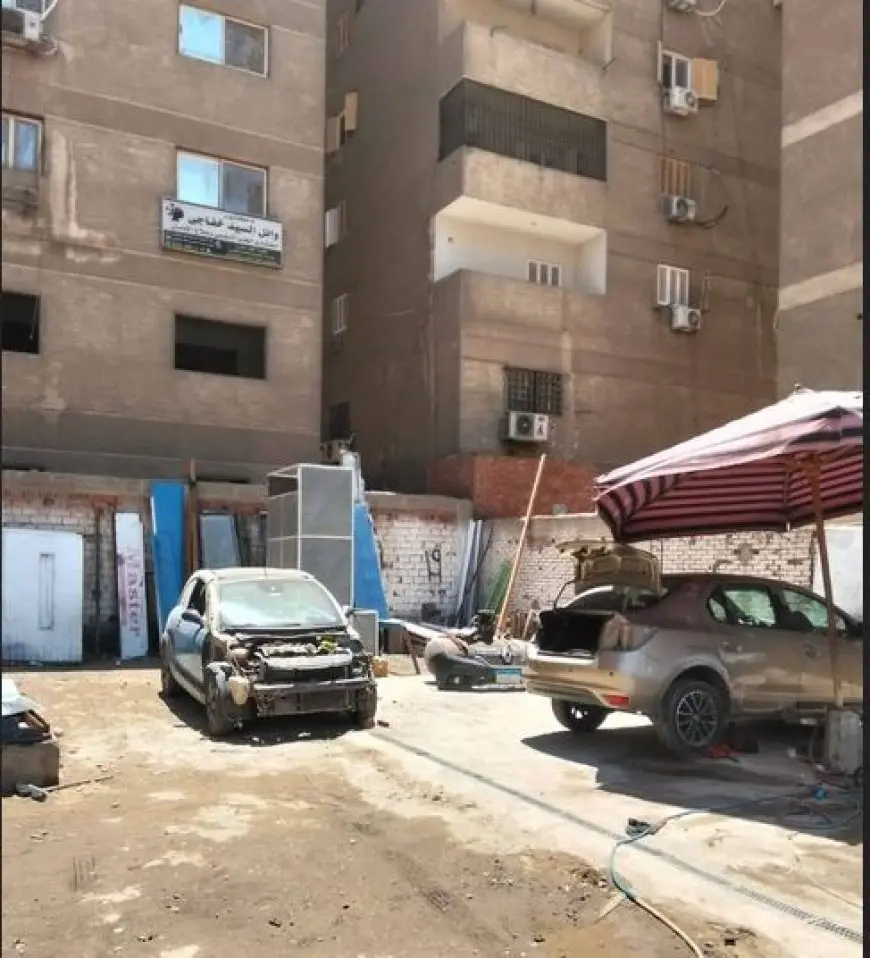 حي شرق مدينة نصر يخلي قطعة أرض تم تحويلها إلى ورشة سمكرة ودوكو بالمخالفة
