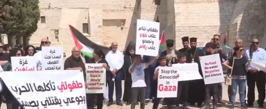 بيت لحم.. وقفة أمام كنيسة المهد تنديدا بالتجويع الإسرائيلي في غزة