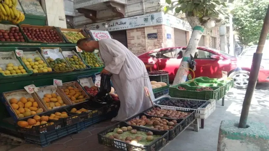 الفاكهة خارج متناول يد الكثيرين والخضروات تخفف العبء في الأسواق الشعبية- صور