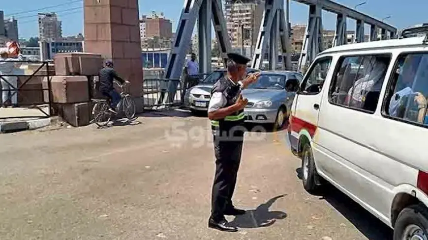 ضحكة تكسر الزحام وابتسامة تخطف القلوب.. حكاية الأمين إبراهيم أيقونة المرور بالمنصورة