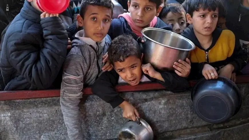 إعلام عبري: صورة الطفل الجائع في غزة أسقطت الرواية الإسرائيلية أمام العالم
