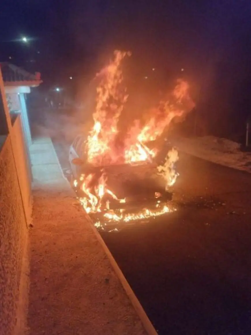 مستوطنون إسرائيليون يحرقون مركبتين فلسطينيتين وسط الضفة