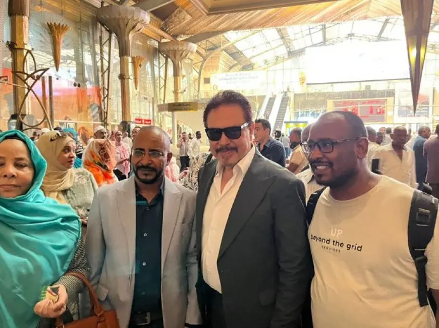 انطلاق ثاني قطار للعودة الطوعية.. الفنان محمد رياض يودع السودانيين من داخل محطة مصر