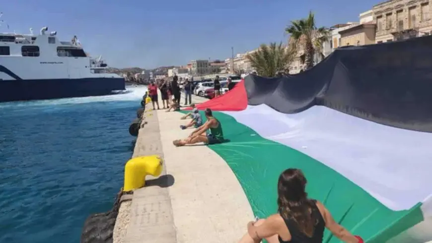 شرطة مكافحة الشغب تشتبك مع متظاهرين في جزيرة يونانية أثناء زيارة سفينة سياحية إسرائيلية