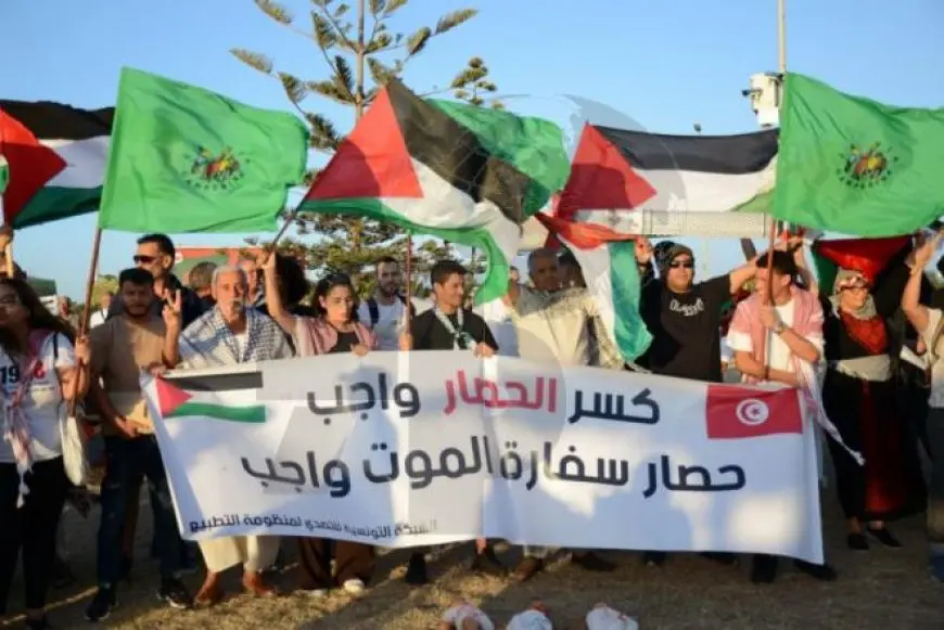 محتجون مؤيدون للفلسطينيين يواصلون اعتصامهم قرب السفارة الأمريكية بتونس
