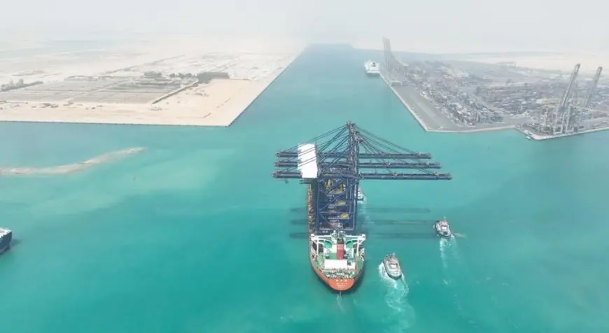 رصيف محطة هاتشيسون رقم 1 بميناء السخنة يستقبل السفينة ZHEN HUA 36 المخصصة لنقل الأوناش الثقيلة