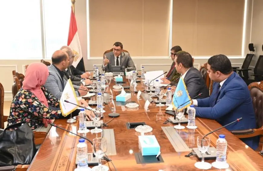 وزير الإسكان يتابع مشروع المماشى السياحية بمدينة الشيخ زايد