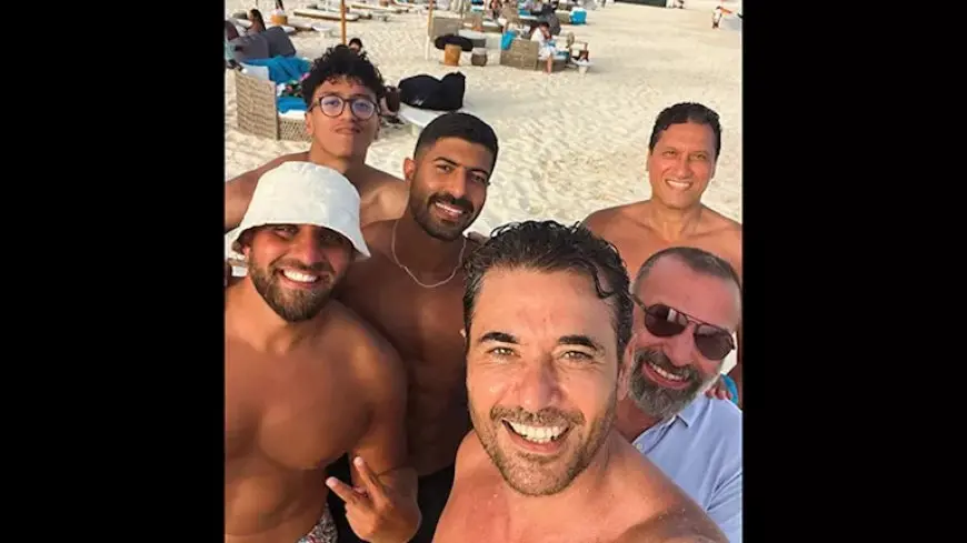 بالصور.. أحدث ظهور للنجم أحمد عز على البحر وسط الأصدقاء