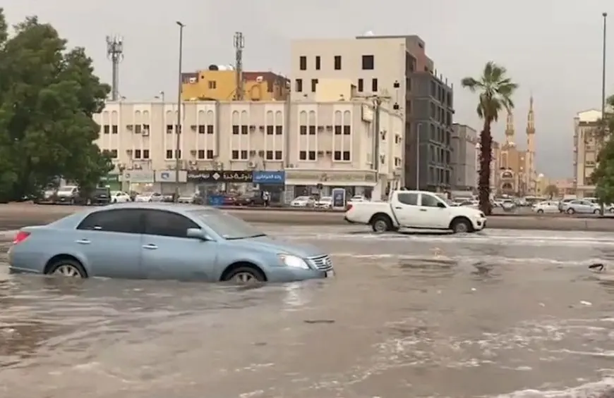 تحذيرات من سيول ورياح وصواعق رعدية تجتاح جنوب غرب السعودية
