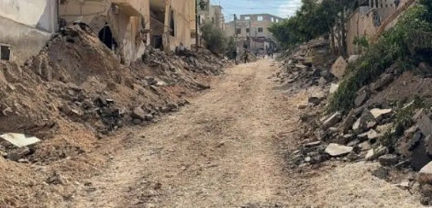 جيش الاحتلال الإسرائيلي يجرف شارعا في البيرة وسط الضفة