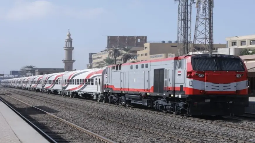السكة الحديد تنهي خدمة سائق قطار ومساعده بعد حادث محطة مصر