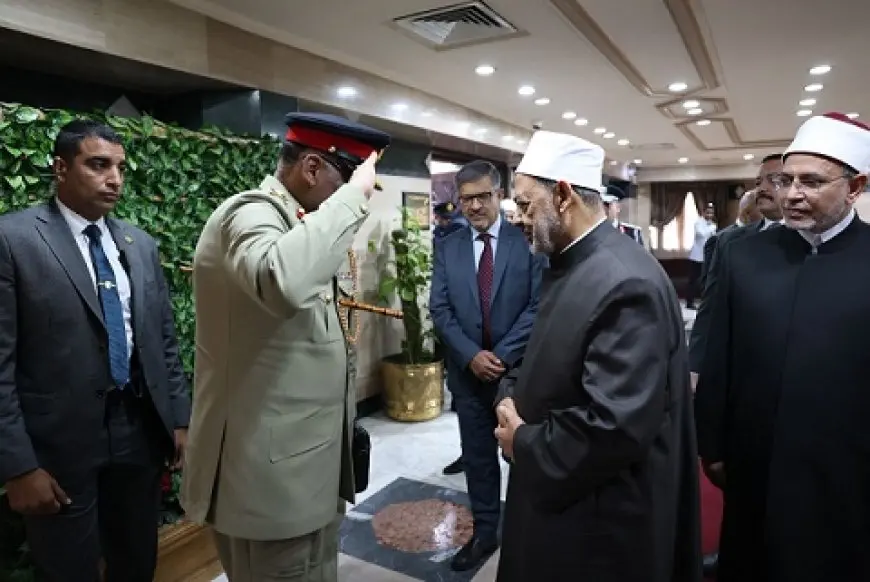 تقليد غير اعتيادي.. رئيس أركان الجيش الباكستاني يؤدي التحية العسكرية لشيخ الأزهر