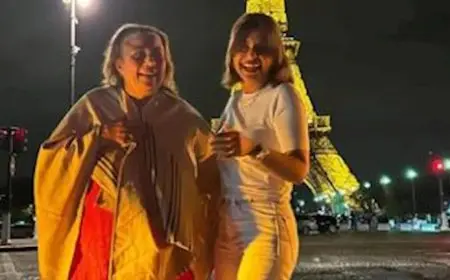 أمام برج إيفل.. 20 صورة منة فضالي تستمتع بالإجازة مع والدتها في باريس