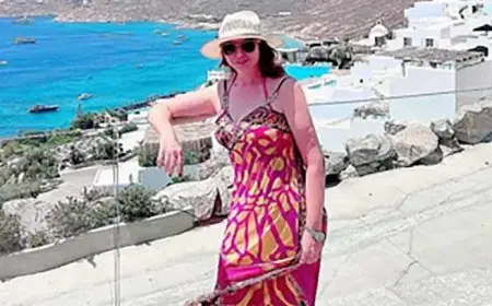 بإطلالة جريئة.. إلهام شاهين تستمتع بإجازة الصيف في اليونان والجمهور يعلق (صور)