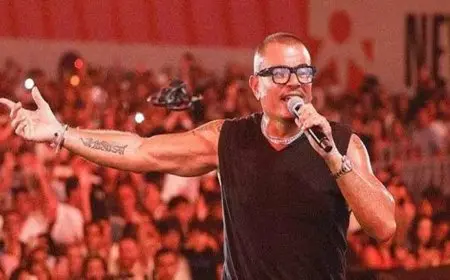 مدفع تيشيرتات وقصة أغنية.. لقطات حفل عمرو دياب بالعلمين الجديدة (21 صورة)