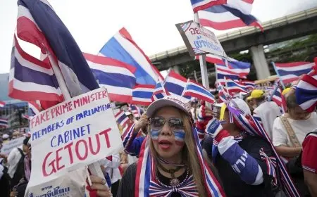 آلاف التايلانديين يتظاهرون للمطالبة برحيل رئيسة الوزراء بعد صدام دموي مع كمبوديا