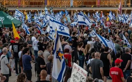 عشرات آلاف الإسرائيليين يتظاهرون في تل أبيب ويطالبون بصفقة تبادل
