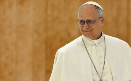 البابا يخطب في جمهور من الشباب الكاثوليك في مهرجان العام المقدس