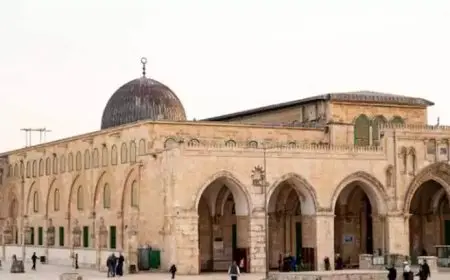 حماس تعلق على اقتحام الأقصى ورفع لافتات “بيت الله العالمي”