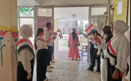 طلاب المدارس يشاركون في تنظيم دخول الناخبين إلى مقار اللجان بانتخابات مجلس الشيوخ