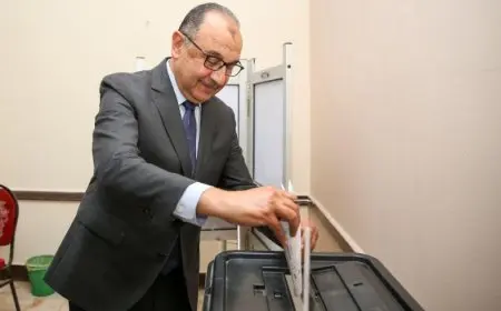 وزير قطاع الأعمال العام يُدلي بصوته في انتخابات مجلس الشيوخ بالتجمع الخامس