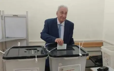 سامح عاشور عضو الهيئة التأسيسية لحزب الجبهة الوطنية يدلى بصوته فى انتخابات مجلس الشيوخ بالمقطم