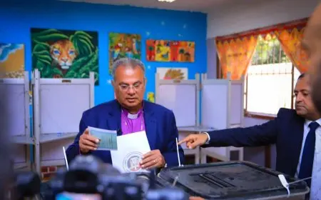 رئيس الطائفة الإنجيلية يدلي بصوته في انتخابات مجلس الشيوخ: المشاركة تعكس وعي المصريين بمستقبل بلادهم