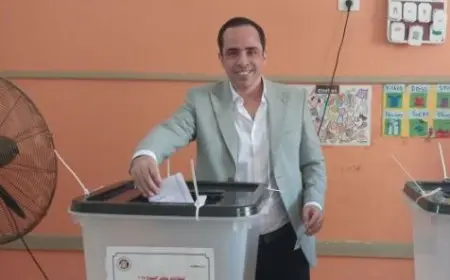 عبدالله المغازي عضو الهيئة التأسيسية لحزب الجبهة الوطنية يدلى بصوته فى انتخابات الشيوخ بـ6 أكتوبر