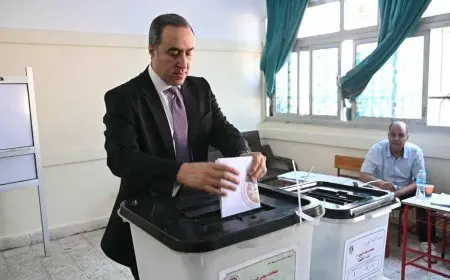 الأمين العام لمجلس النواب يدلي بصوته في انتخابات مجلس الشيوخ