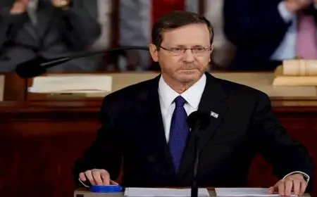 الرئيس الإسرائيلي يٌواجه مظاهرة مطالبة بوقف الحرب على غزة وإنهاء التجويع