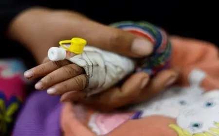 الطفل تامر شحيبر يموت مُجوّعا بين ذراعي والدته بقطاع غزة