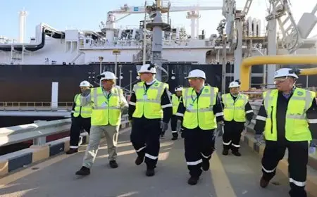 وزير البترول يتفقد بدء تجارب التشغيل لسفينة التغييز”إنرجوس فورس” بميناء العقبة