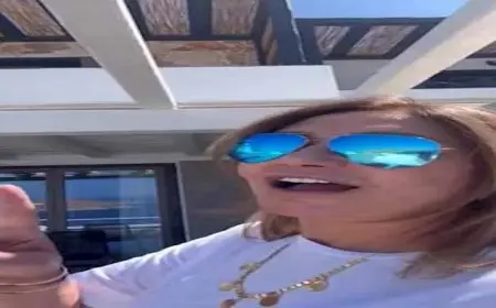 بالشورت.. ليلى علوي ترقص أمام البحر بالمصيف والجمهور يغازلها (صور وفيديو)