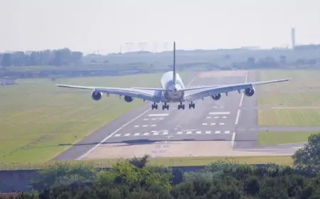 بريطانيا.. إعادة فتح مدرج مطار برمنجهام بعد إغلاقه نتيجة هبوط اضطراري لطائرة صغيرة