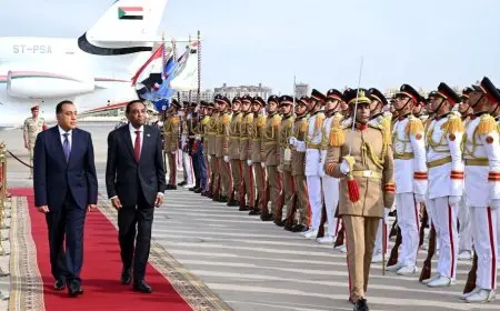رئيس الوزراء يستقبل نظيره السوداني بمطار القاهرة الدولي