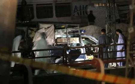 مقتل ضابطين وإصابة 14 شخصا إثر انفجار قنبلة في سيارة للشرطة بباكستان
