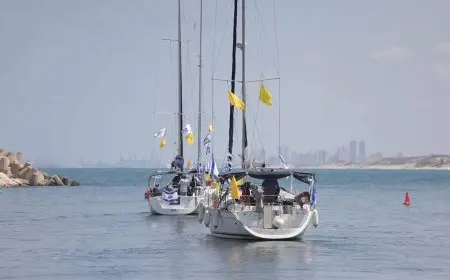 انطلاق أسطول بحري يقل عائلات أسرى إسرائيليين من عسقلان باتجاه قطاع غزة