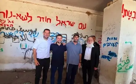 التقاط صورة لسموتريتش قرب جدار مكتوب عليه الموت للعرب