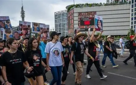 للمطالبة بصفقة تبادل.. عائلات أسرى إسرائيليين بقافلة بحرية قرب غزة