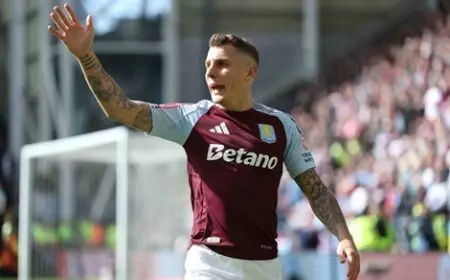 أستون فيلا يجدد تعاقده مع لوكاس ديني