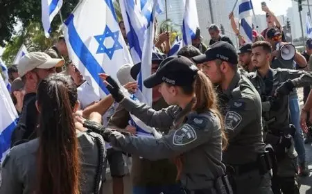 إسرائيليون يحتجون أمام السفارة الأميركية بتل أبيب لوقف الحرب