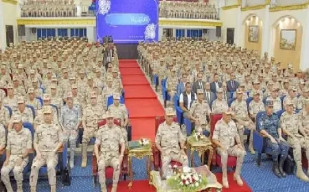 وزير الدفاع يلتقى بعدد من مقاتلى المنطقة الجنوبية العسكرية