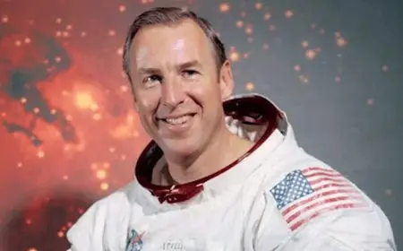 وفاة جيم لوفيل قائد بعثة أبولو 13 عن عمر يناهز 97 عاما