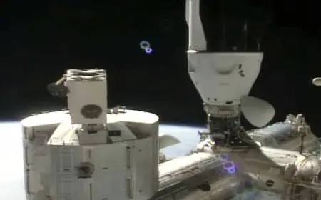 كبسولة سبيس إكس تغادر محطة الفضاء الدولية متجهة إلى الأرض